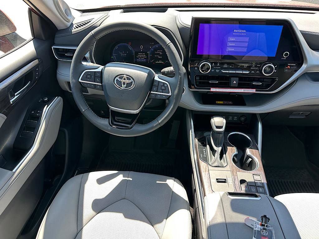 New 2026 Toyota Highlander Platinum AWD/4WD image 12
