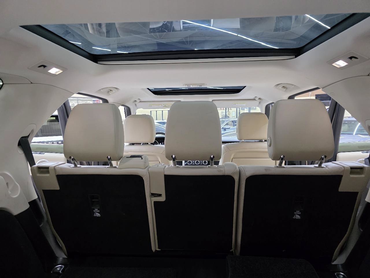 Used 2017 Land Rover Discovery HSE AWD/4WD image 15