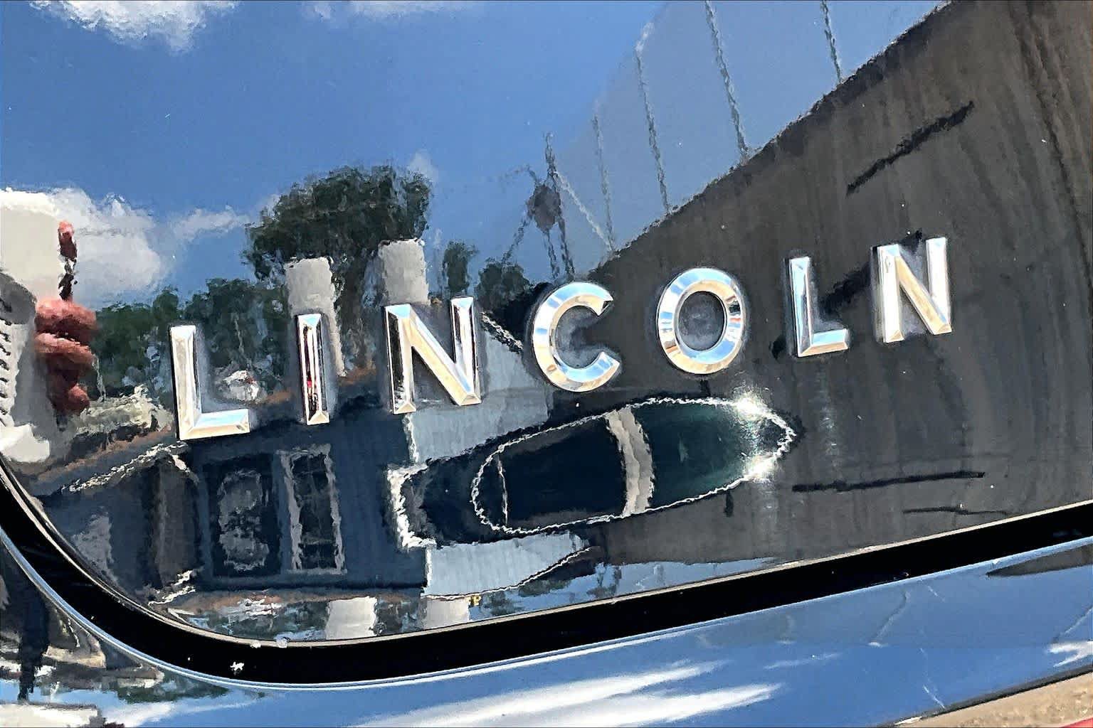 Used 2018 Lincoln MKT AWD image 31