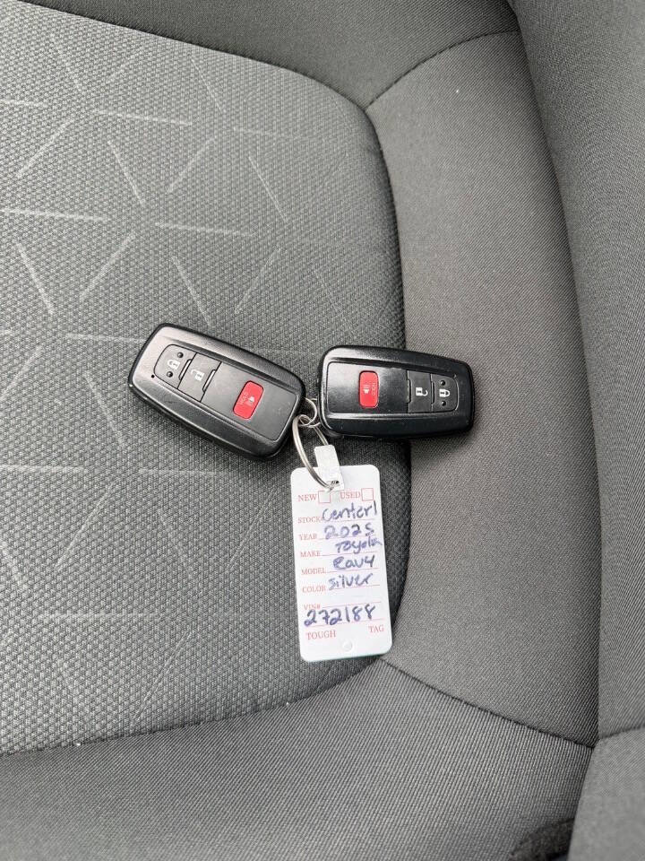 Used 2025 Toyota RAV4 XLE AWD/4WD image 28