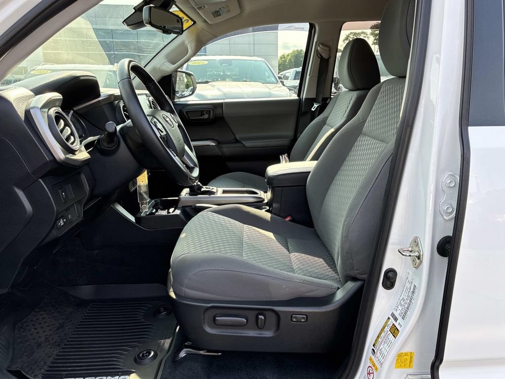 Used 2020 Toyota Tacoma SR5 AWD/4WD image 18