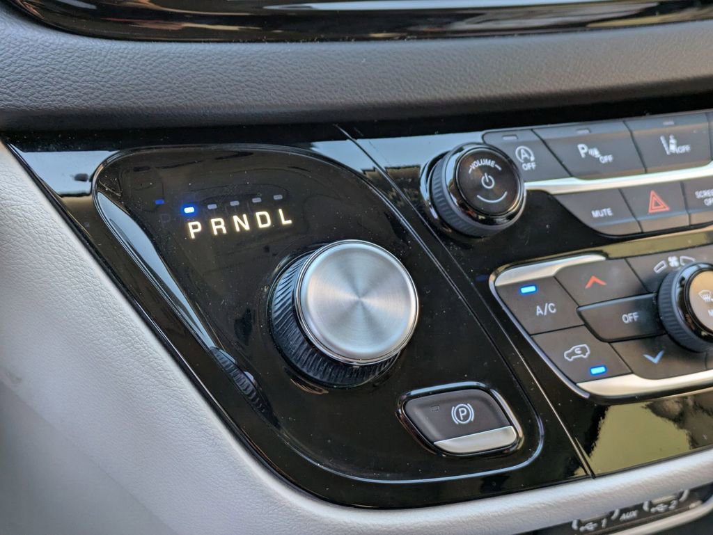 Used 2024 Chrysler Pacifica Touring-L image 18