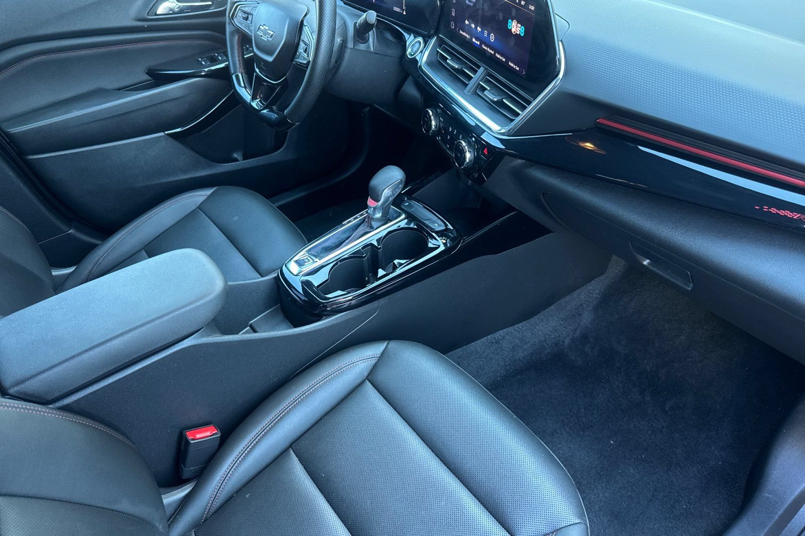 Used 2025 Chevrolet Trax RS FWD image 20