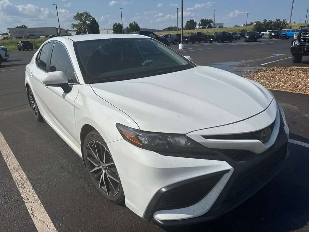 Used 2023 Toyota Camry SE FWD image 3