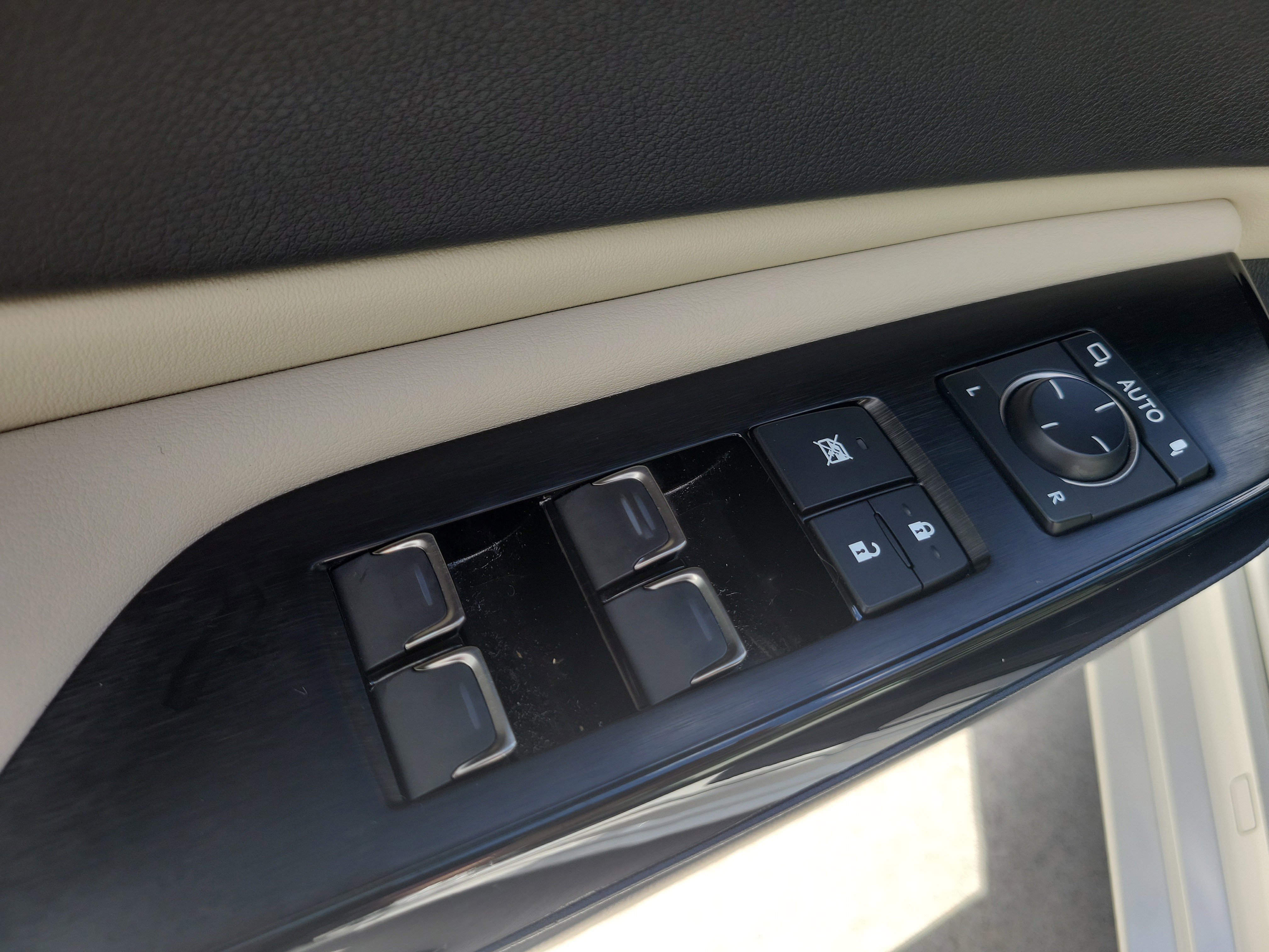 Used 2024 Lexus ES 250 w/ Premium Package image 19