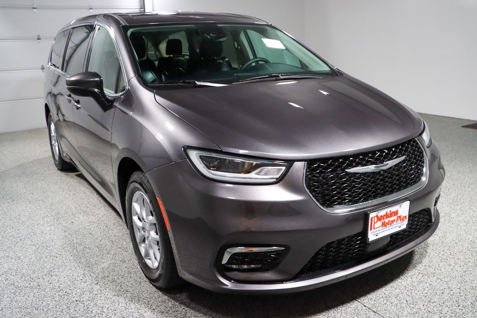 Used 2023 Chrysler Pacifica Touring-L FWD image 5