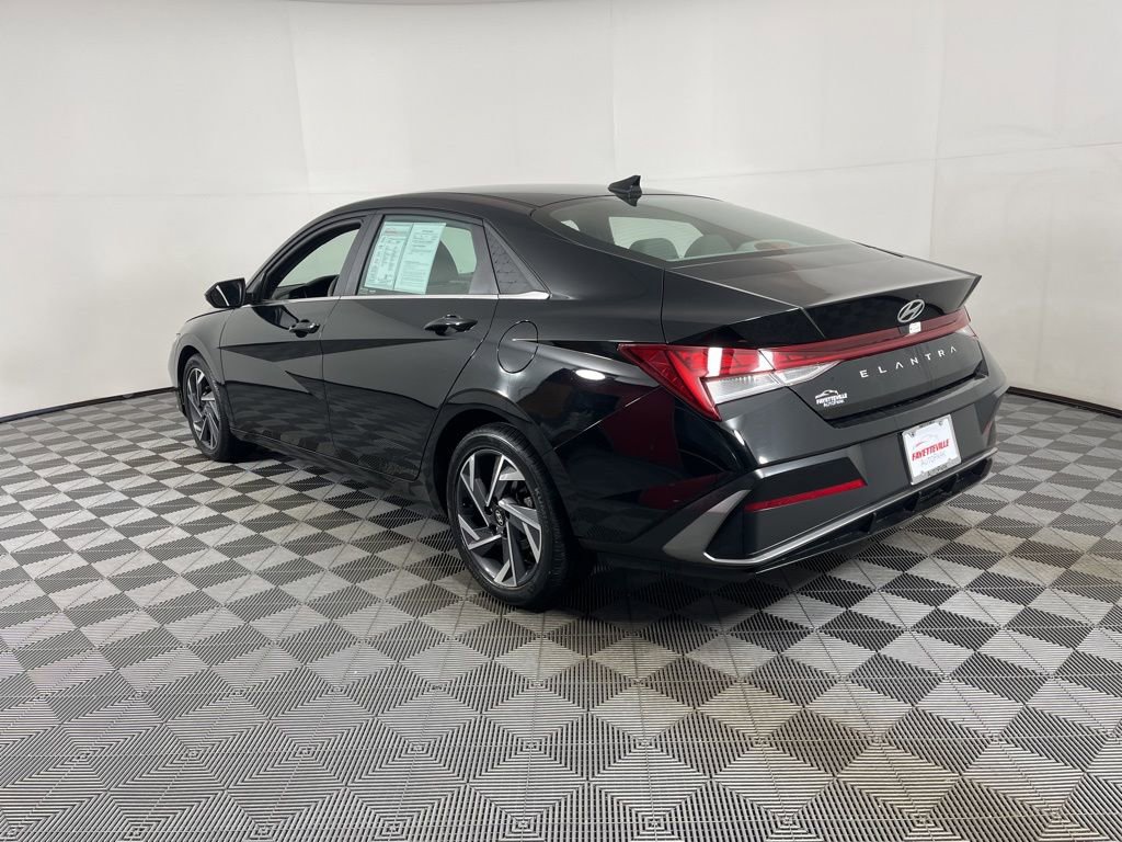 Used 2025 Hyundai Elantra SEL image 13