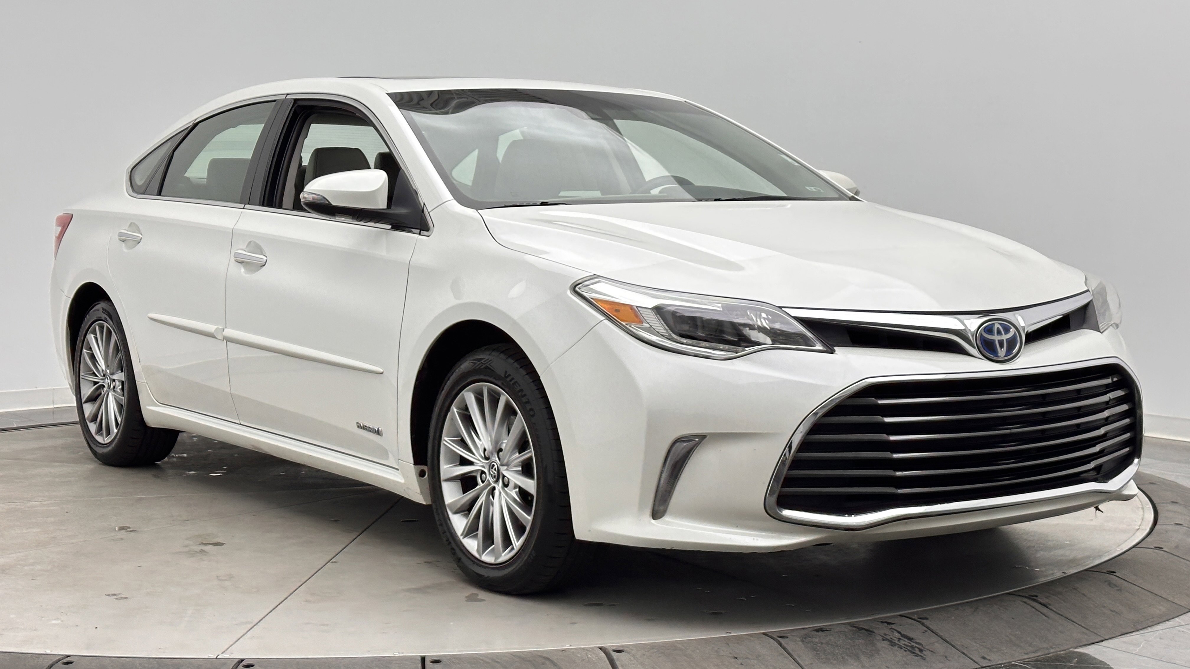 Used 2018 Toyota Avalon Limited w/ Protection Package FWD image 3