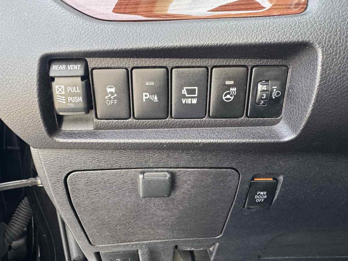 Used 2020 Toyota Sienna Limited Premium w/ Carpet Mat Package AWD/4WD image 17