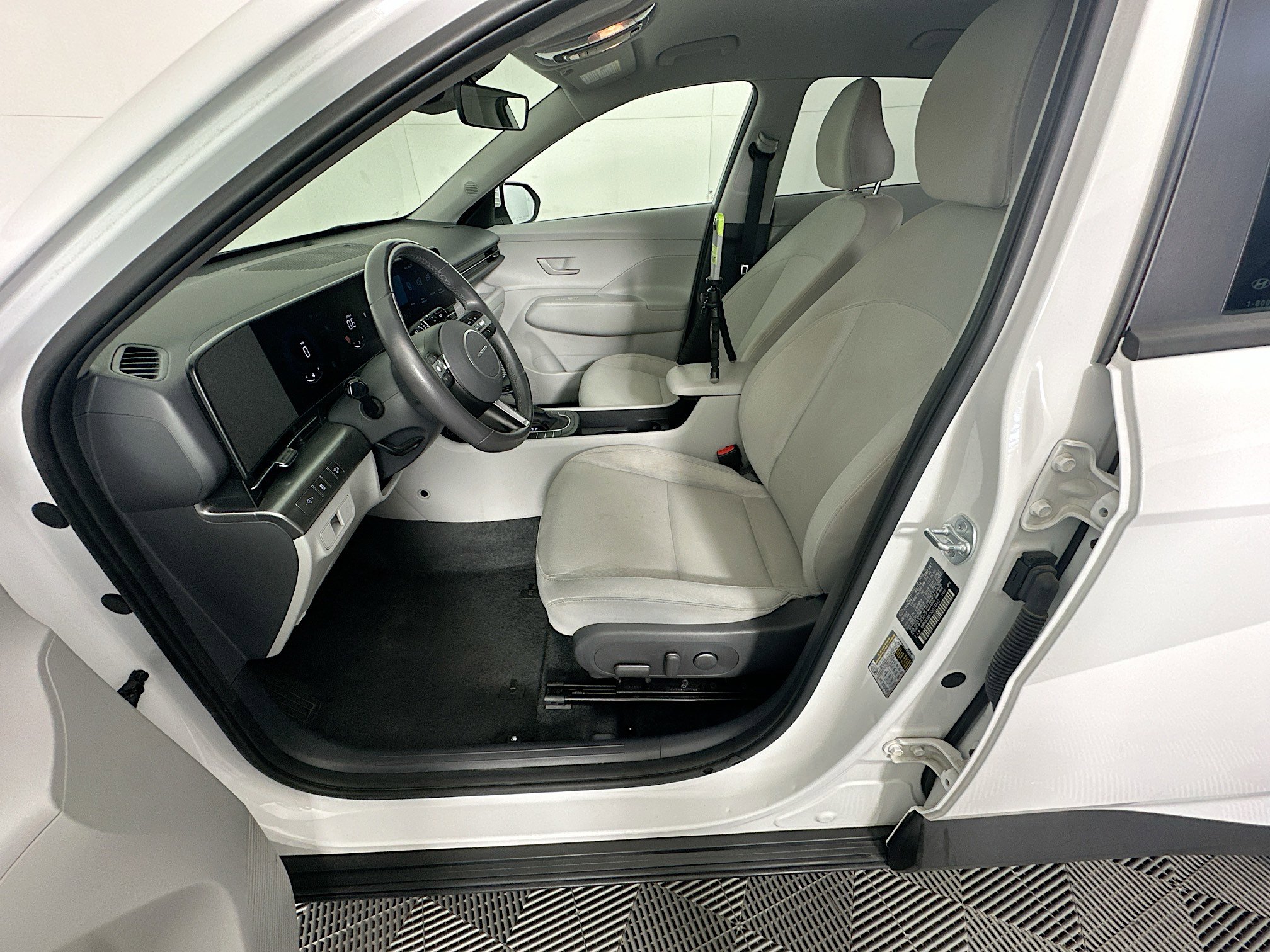 Used 2025 Hyundai Kona SEL FWD image 13