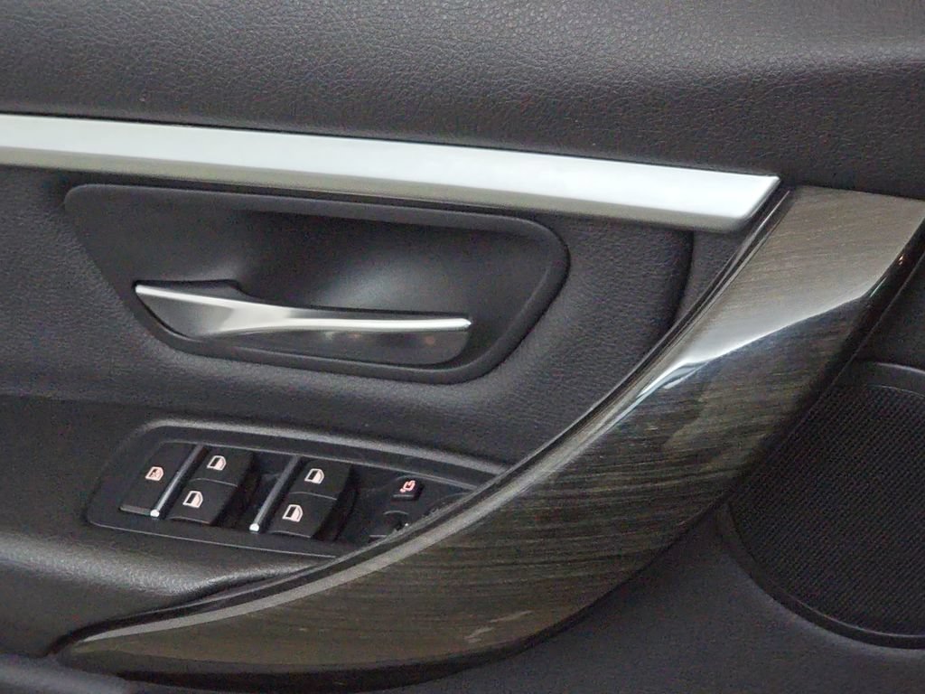 Used 2017 BMW 330i xDrive Sedan AWD/4WD image 29