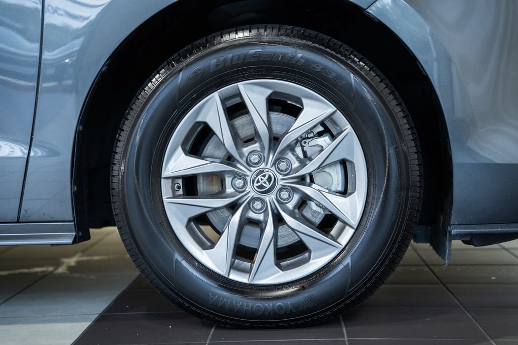 Used 2025 Toyota Sienna LE FWD image 14