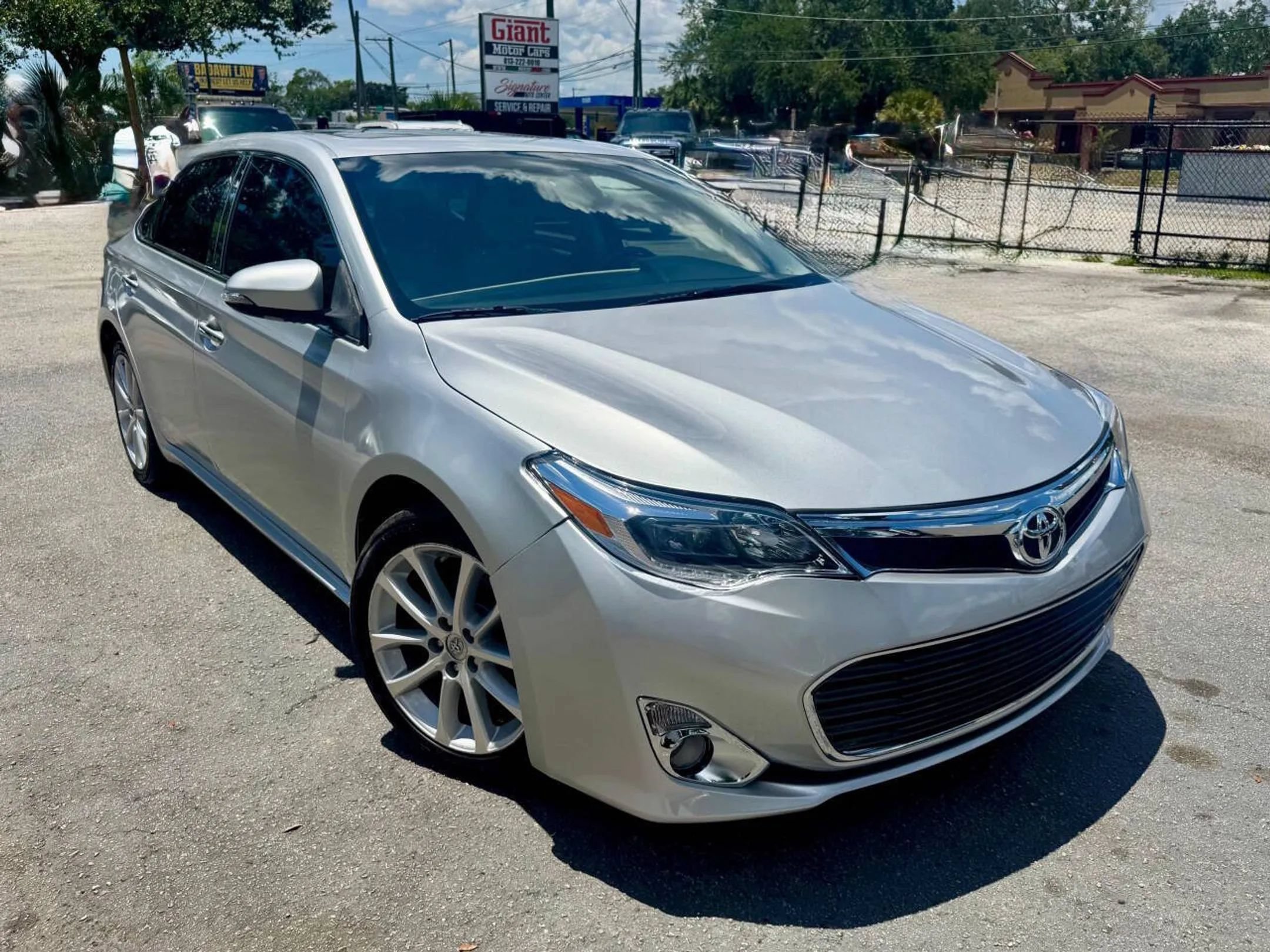 Used 2014 Toyota Avalon Limited w/ Technology Package FWD image 3
