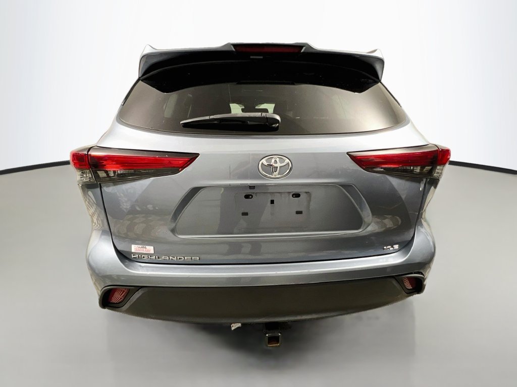 Used 2023 Toyota Highlander XLE FWD image 4