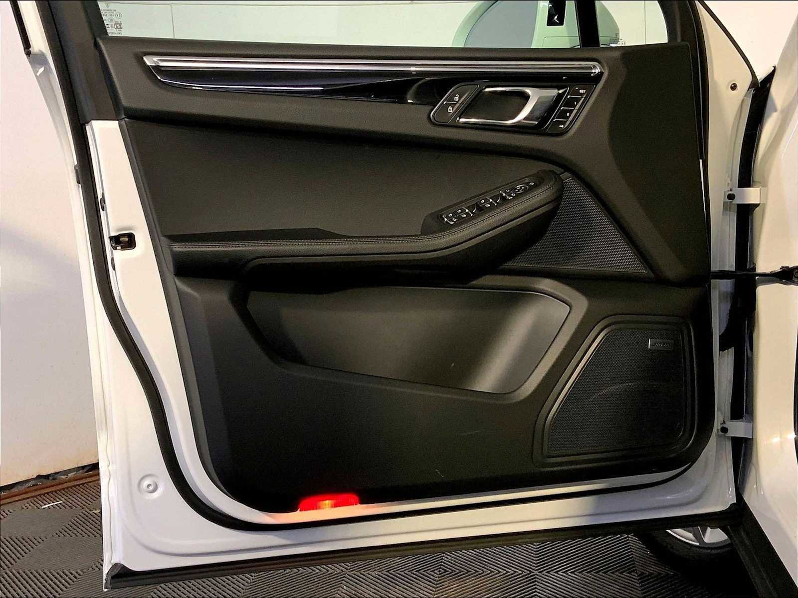 Certified 2025 Porsche Macan image 25