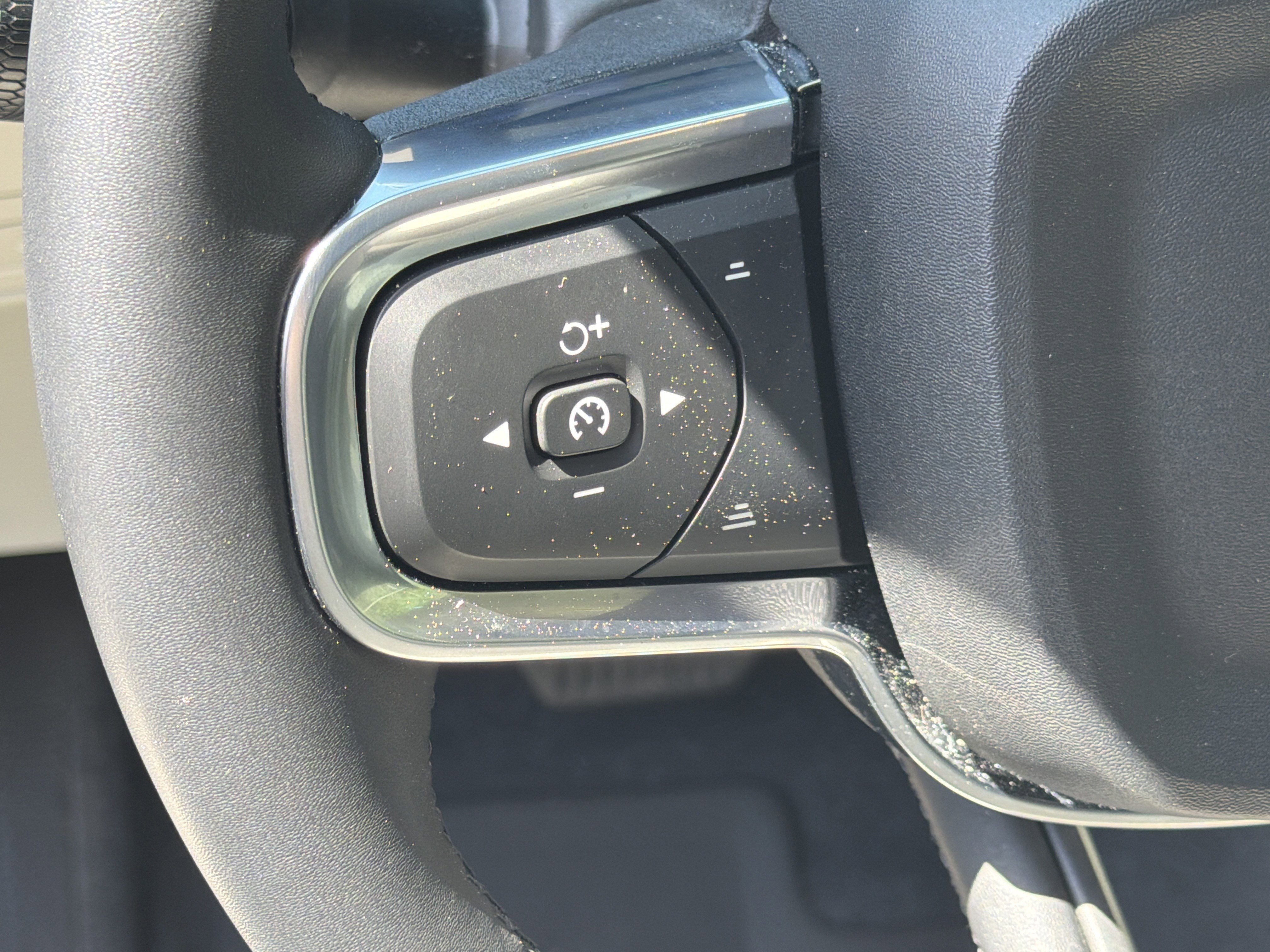 Certified 2025 Volvo XC40 B5 Ultra w/ Protection Package Premier image 19