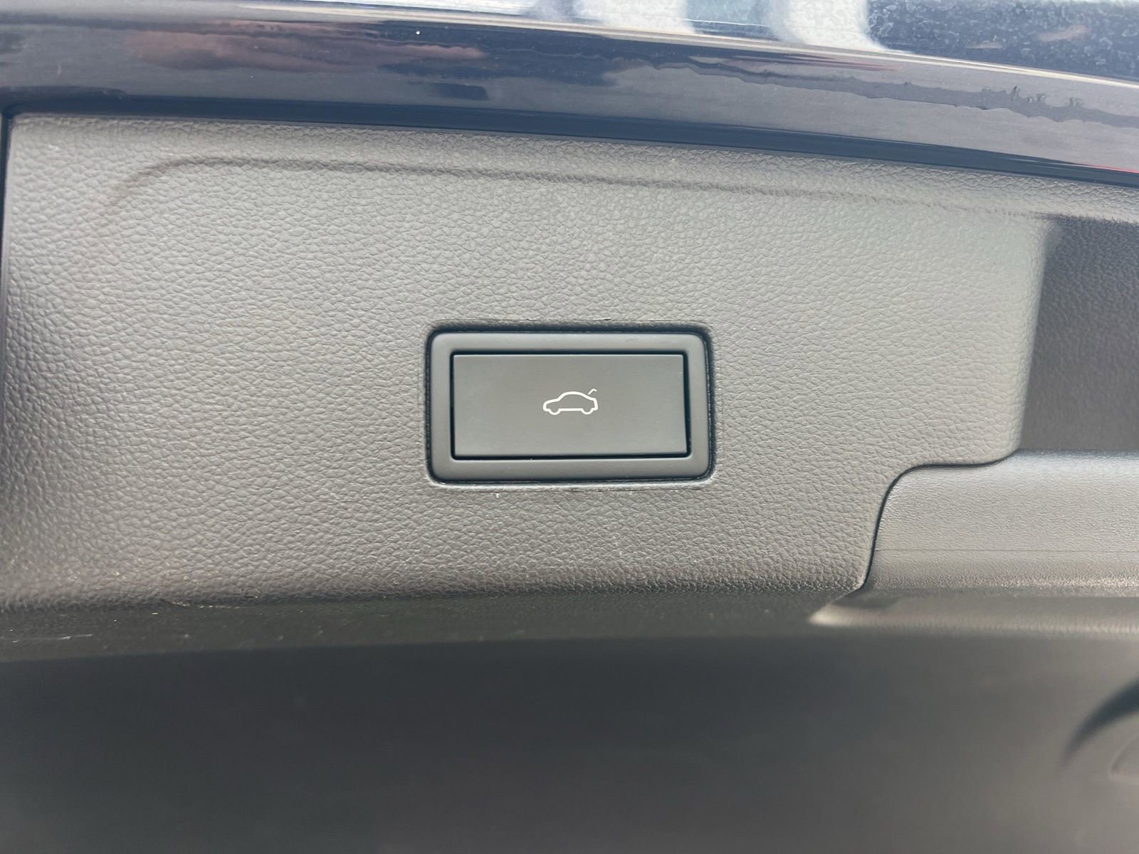 Certified 2023 Volkswagen Atlas Cross Sport SEL R-Line AWD/4WD image 39