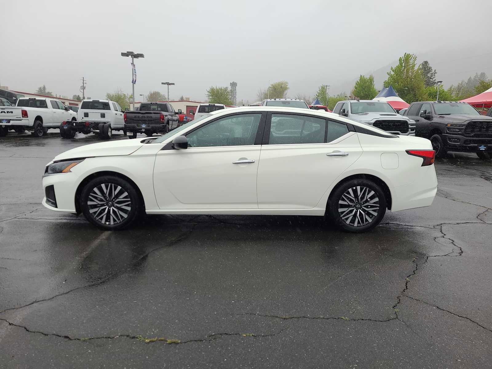 Used 2025 Nissan Altima 2.5 SV FWD image 11