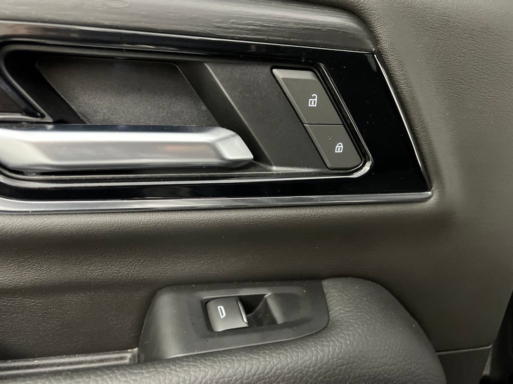 Used 2025 GMC Yukon Denali AWD/4WD image 21