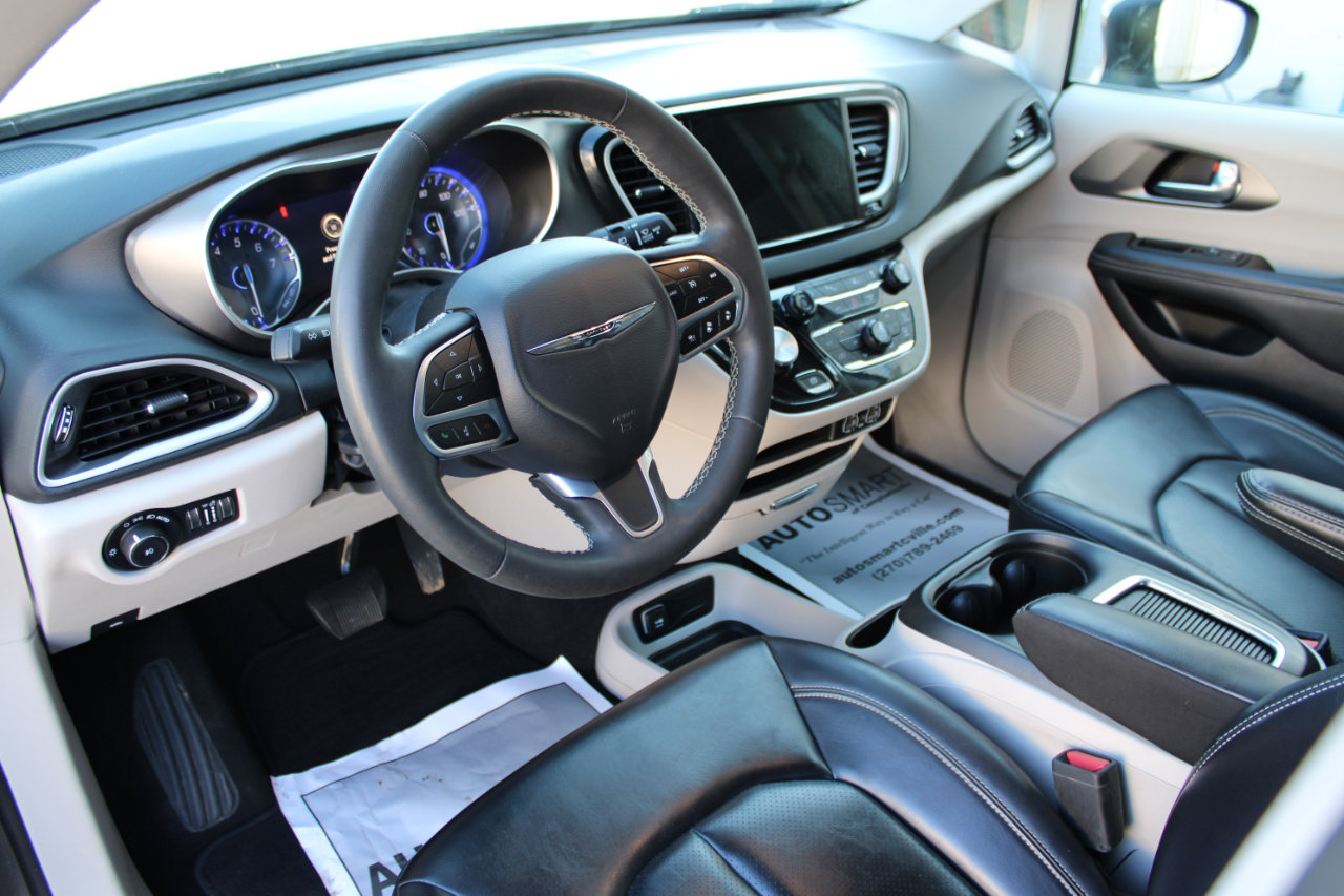 Used 2023 Chrysler Pacifica Touring-L image 13
