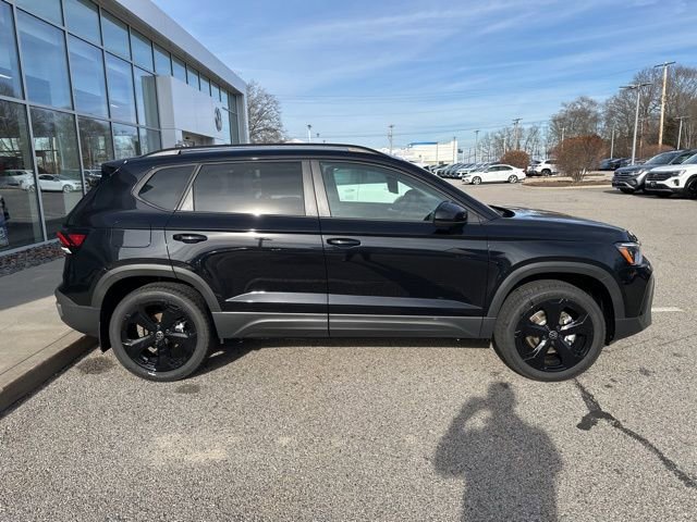 New 2026 Volkswagen Taos SE image 9