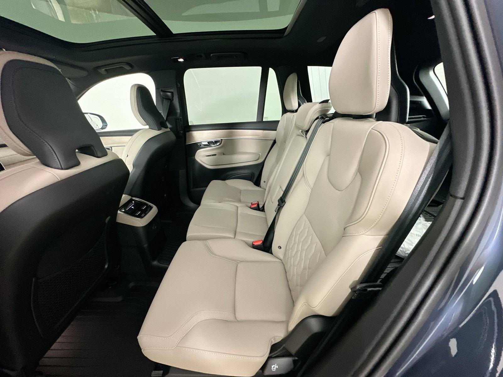New 2026 Volvo XC90 T8 Plus w/ Protection Package Premier AWD/4WD image 37