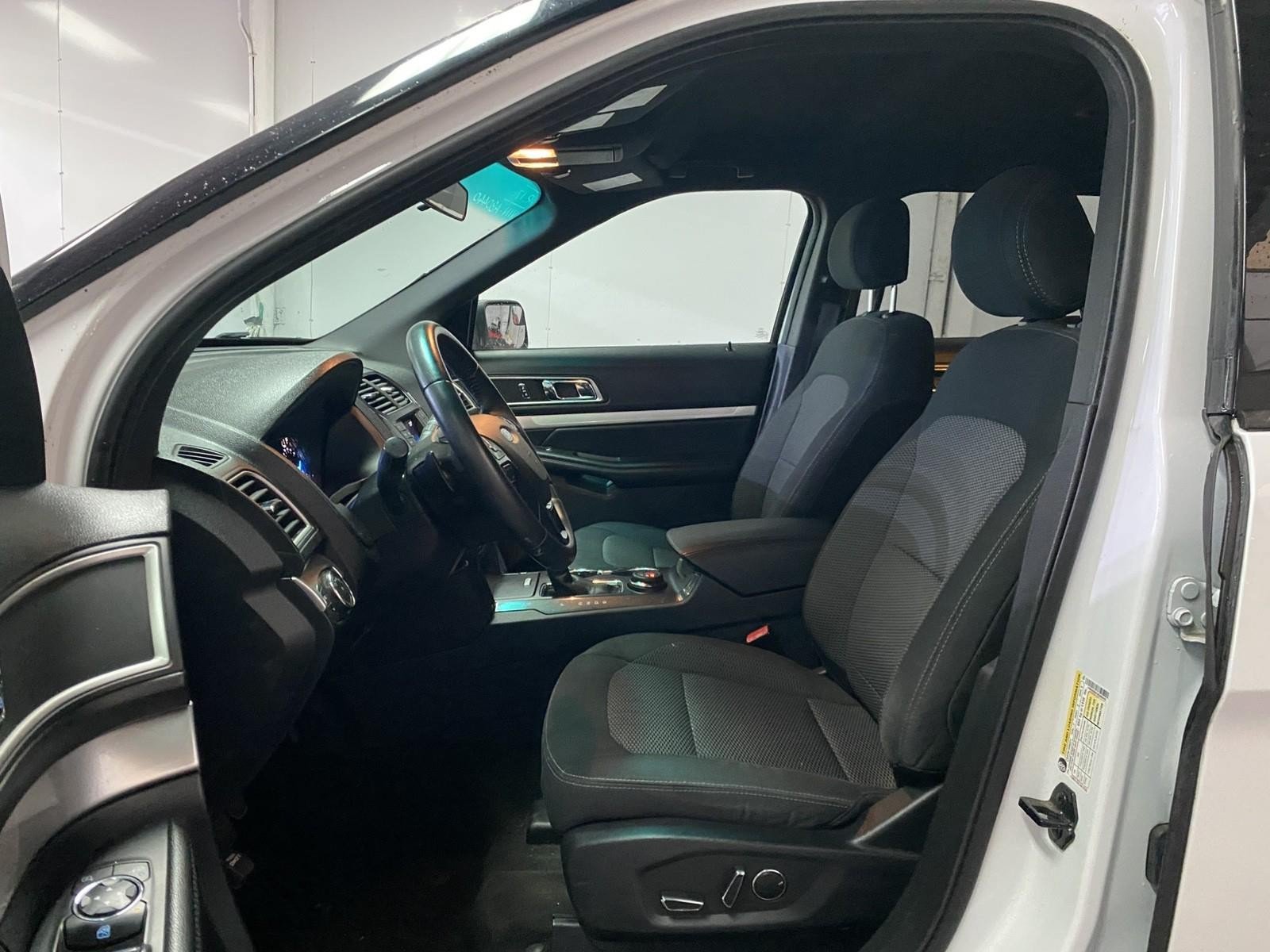 Used 2017 Ford Explorer XLT AWD/4WD image 21