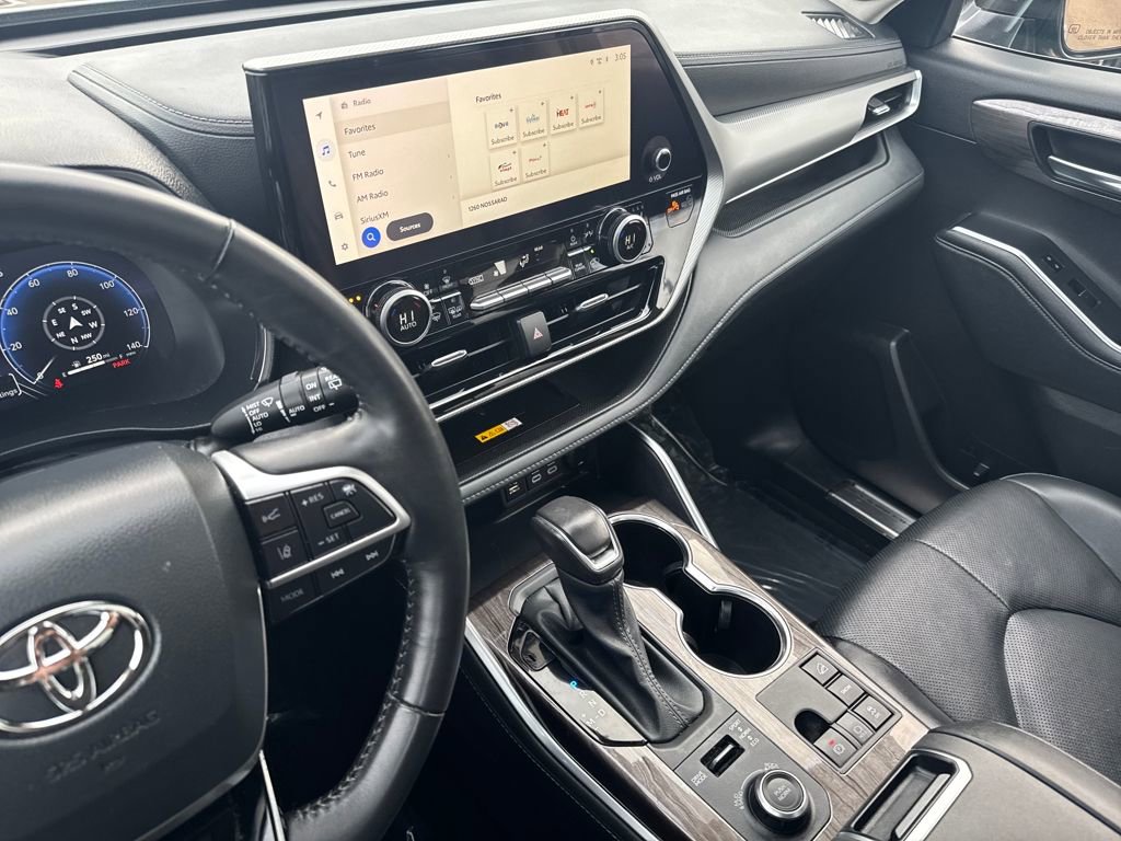 Used 2024 Toyota Highlander Platinum image 22