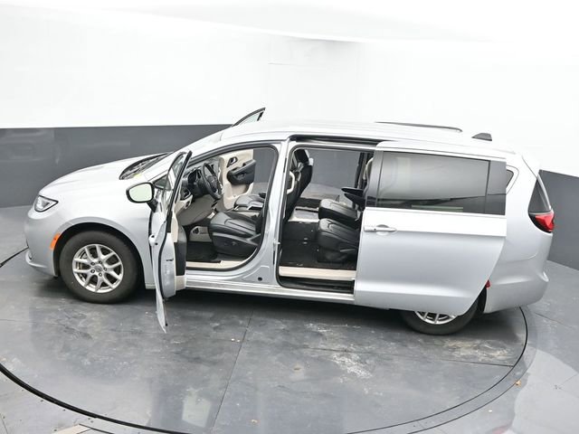 Used 2024 Chrysler Pacifica Touring-L image 63