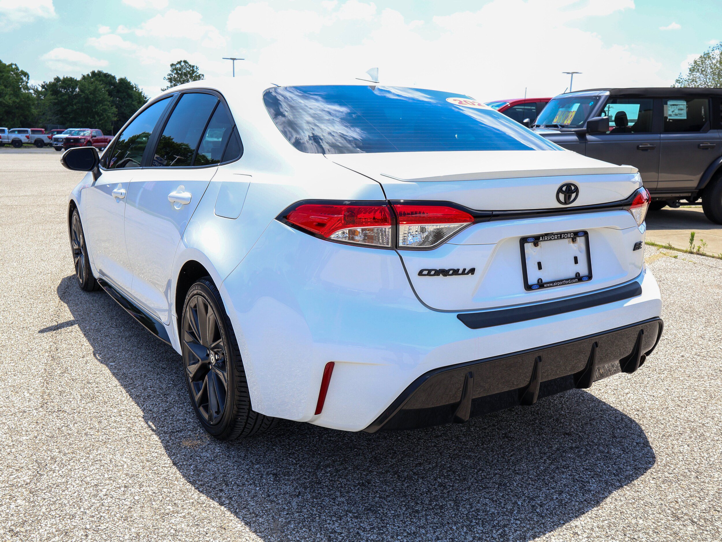 Used 2023 Toyota Corolla SE FWD image 3