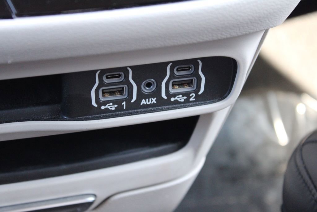 Used 2023 Chrysler Pacifica Touring-L image 41