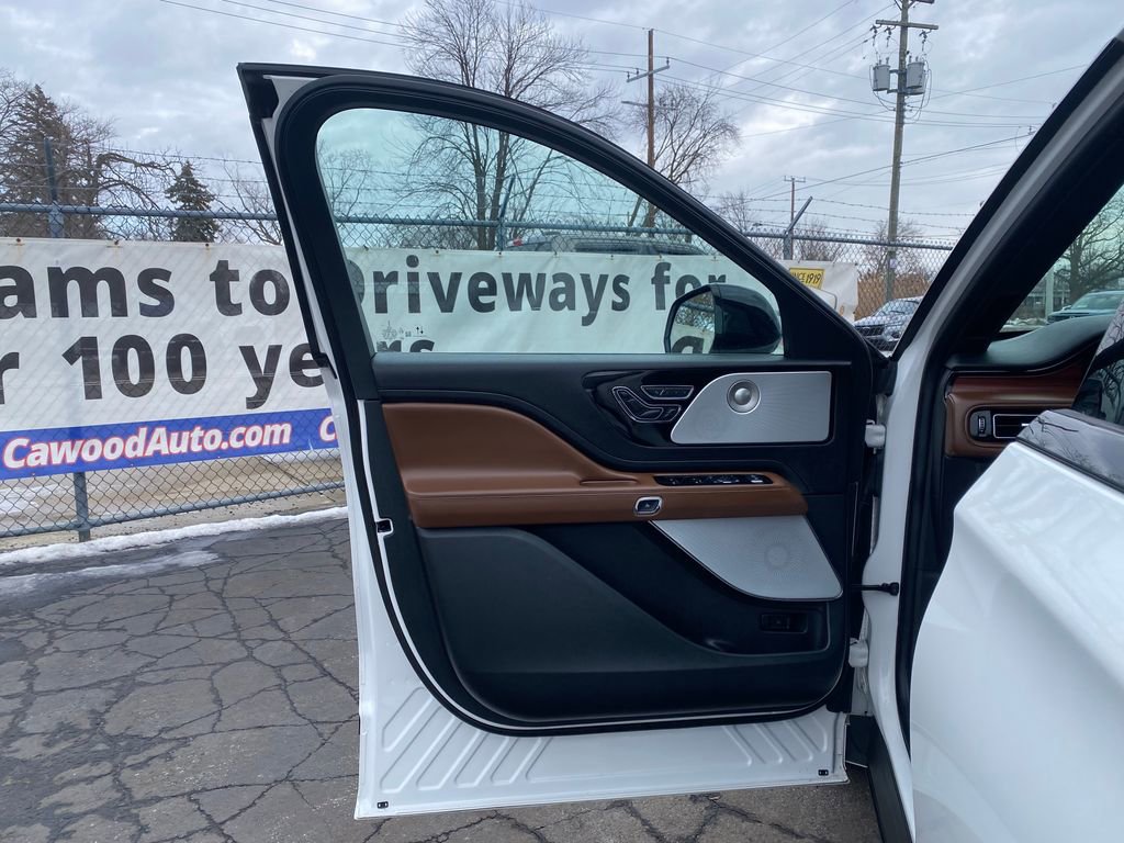 Used 2024 Lincoln Aviator Reserve w/ Equipment Group 201A image 12