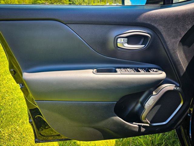 Certified 2022 Jeep Renegade Limited AWD/4WD image 9