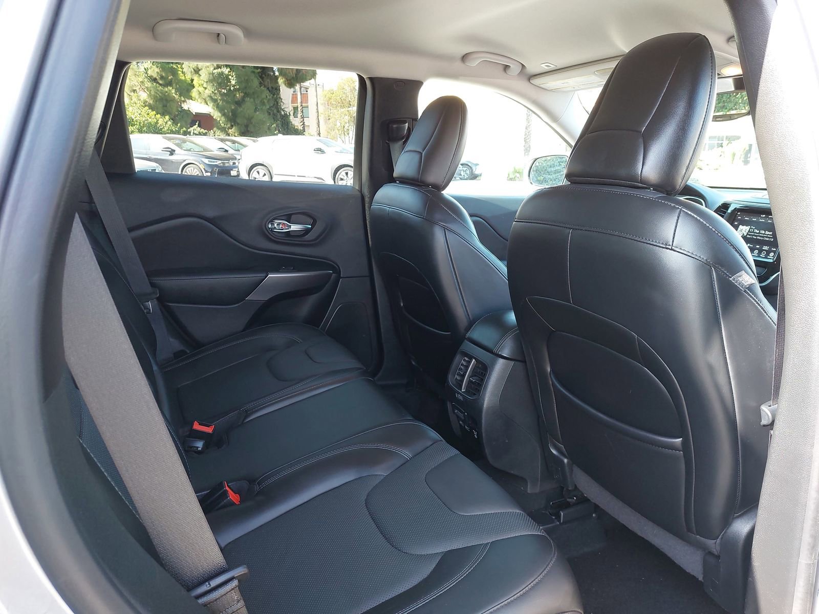 Used 2019 Jeep Cherokee Limited FWD image 11