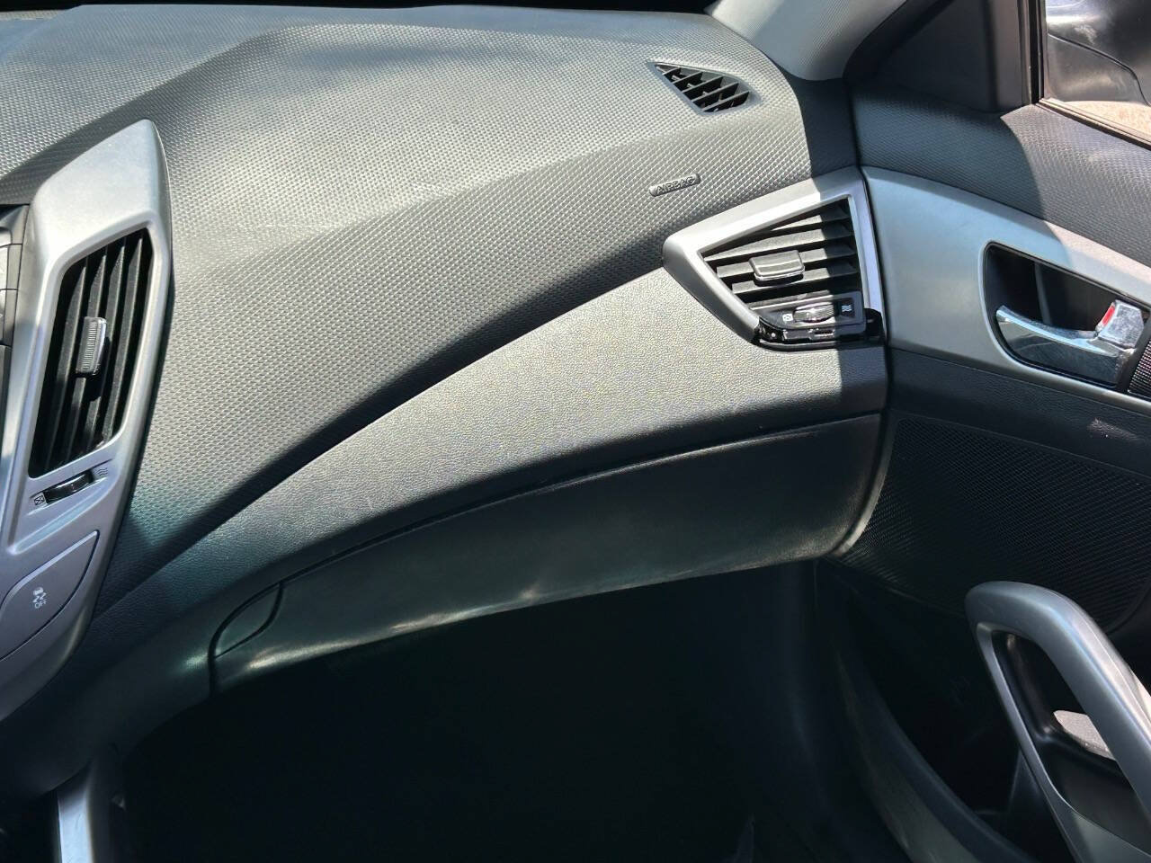 Used 2017 Hyundai Veloster FWD image 19