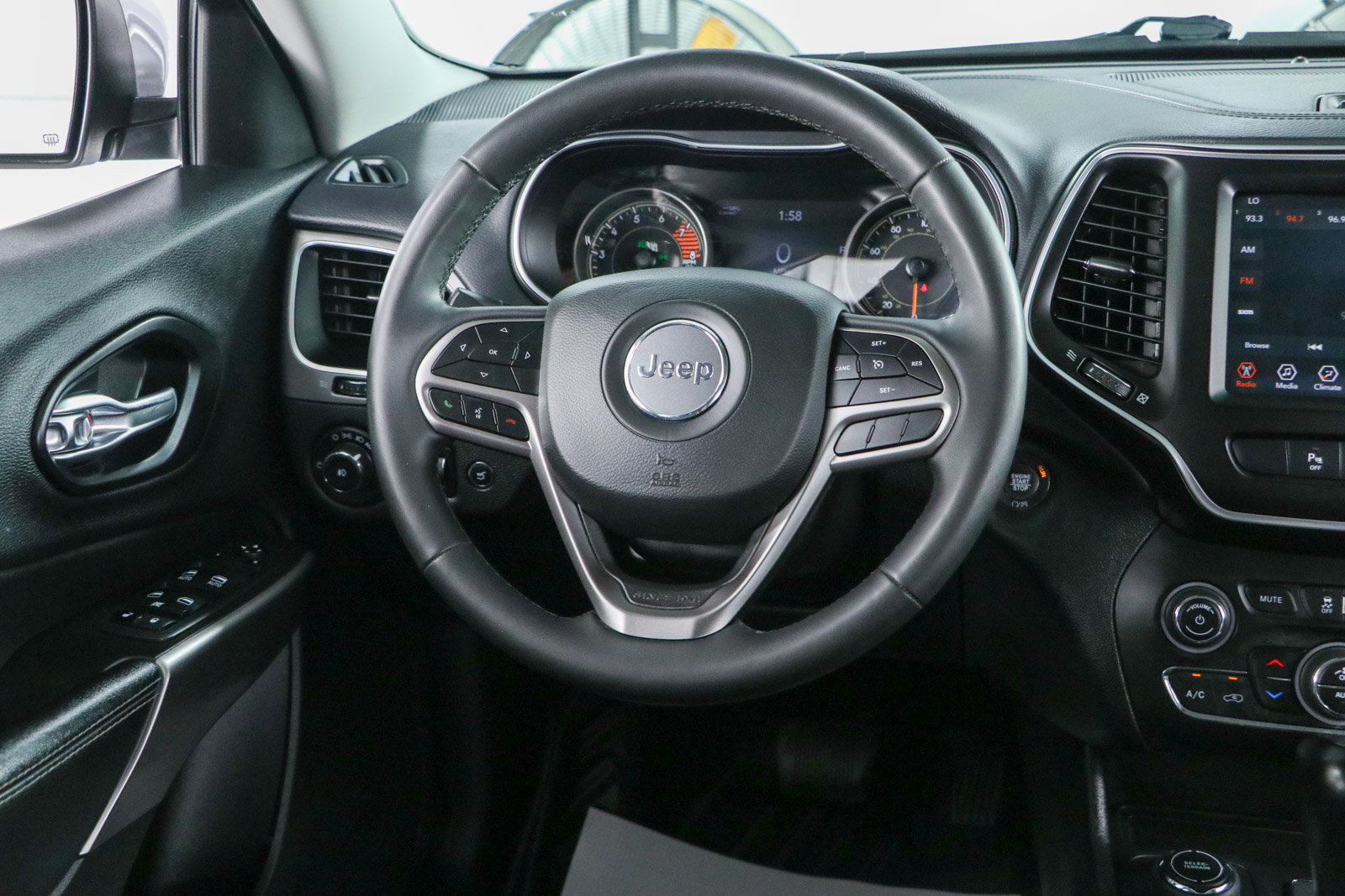 Used 2021 Jeep Cherokee Latitude Lux w/ Comfort/Convenience Group AWD/4WD image 12