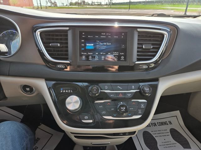 Used 2018 Chrysler Pacifica Touring-L FWD image 24