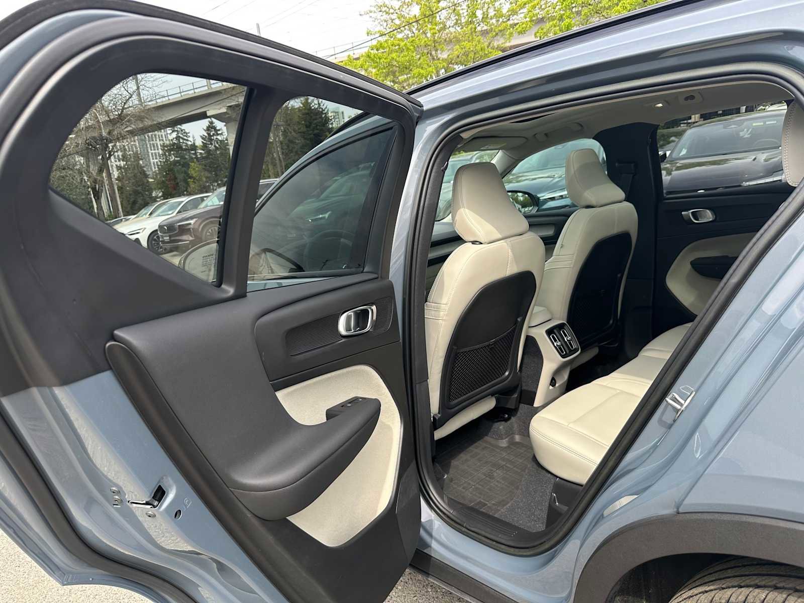 Certified 2023 Volvo XC40 B5 Plus w/ Protection Package Premier AWD/4WD image 17