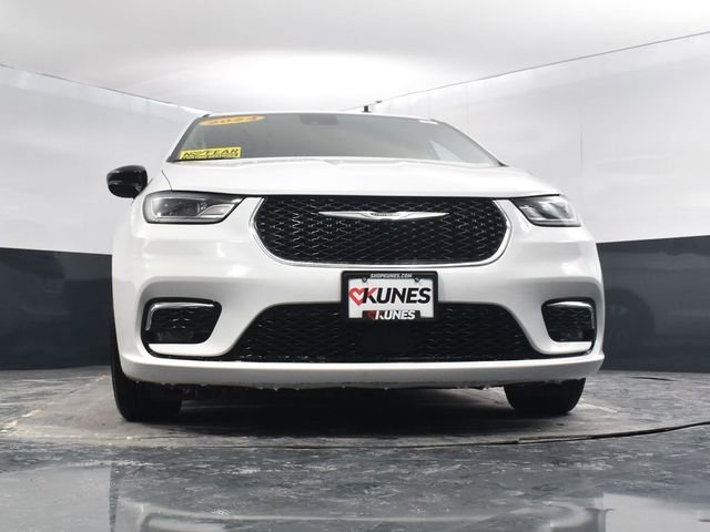 Used 2024 Chrysler Pacifica Select image 53