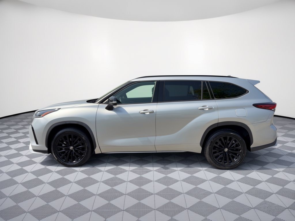 Used 2024 Toyota Highlander XSE FWD image 2