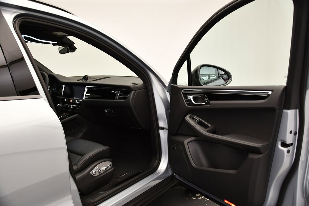 Certified 2025 Porsche Macan Turbo image 48