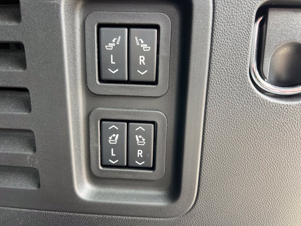 Used 2025 Chevrolet Traverse High Country AWD/4WD image 24