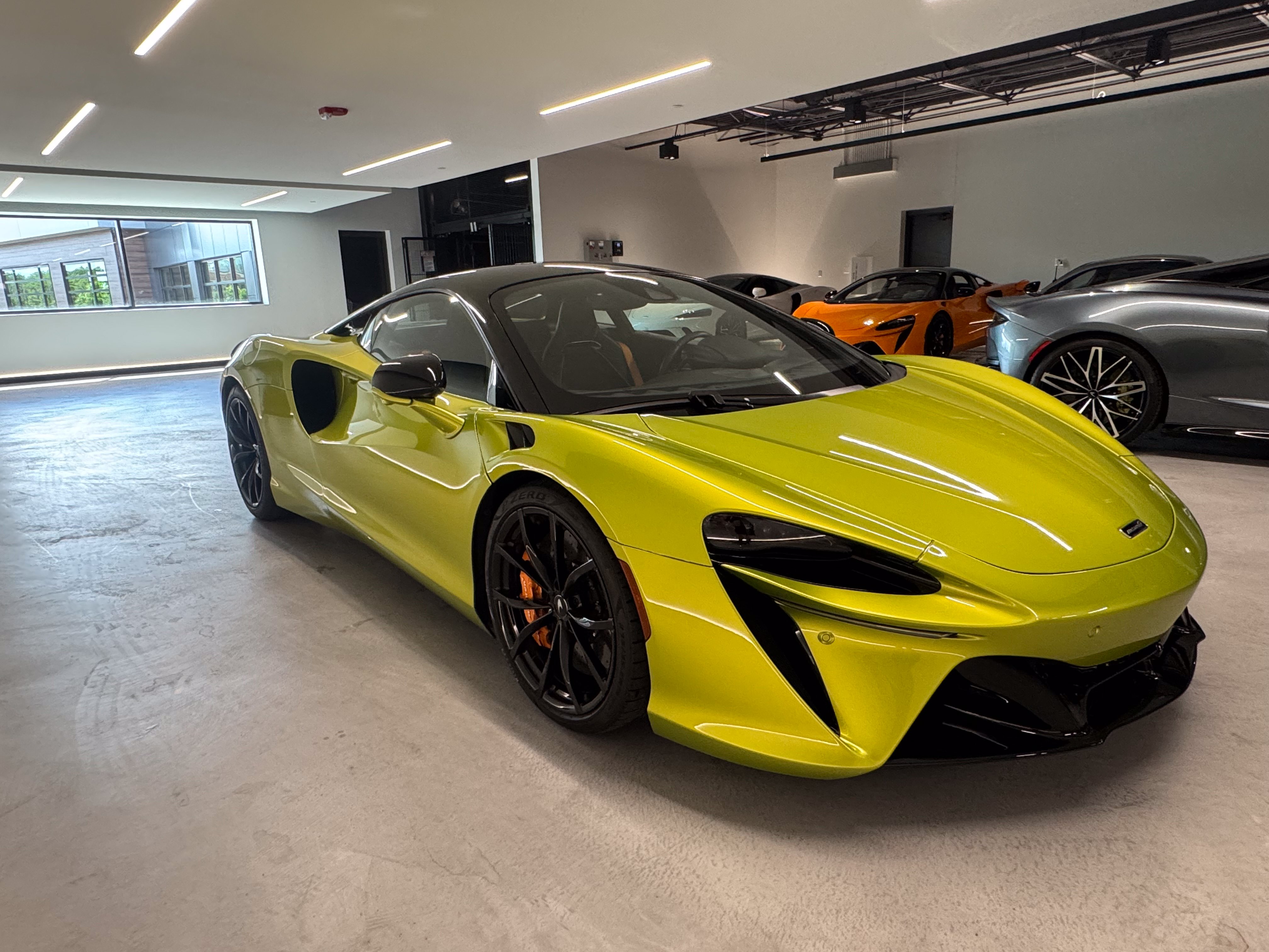 Used 2023 McLaren Artura RWD image 6