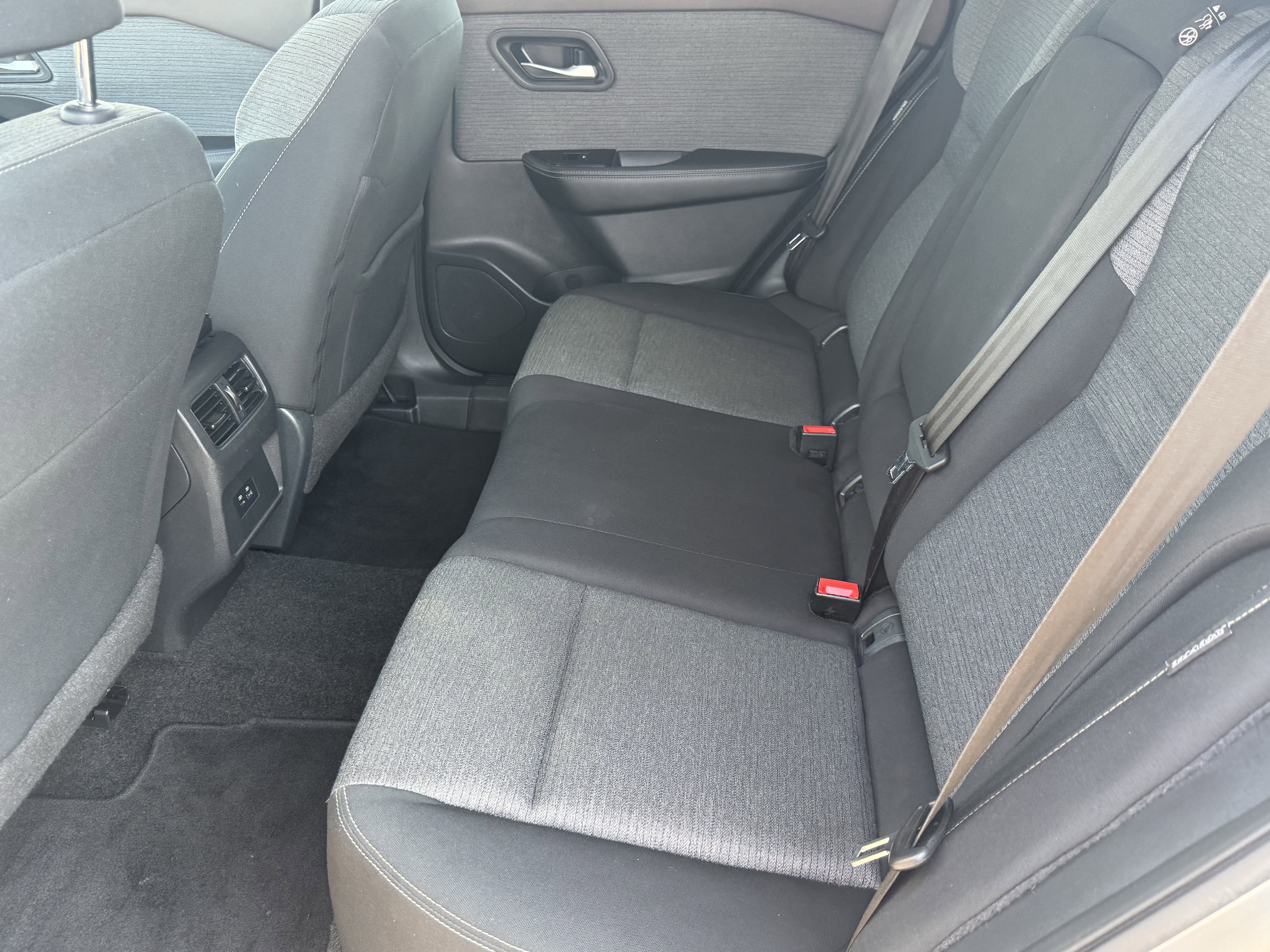 Used 2023 Nissan Rogue SV image 11