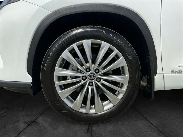 Certified 2025 Toyota Highlander Platinum AWD/4WD image 16