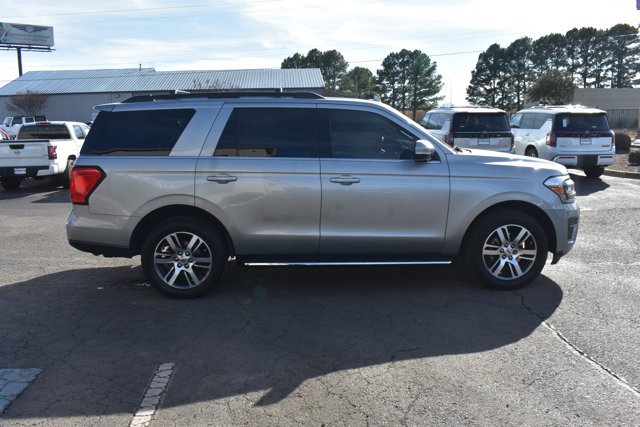 Used 2023 Ford Expedition XLT image 4