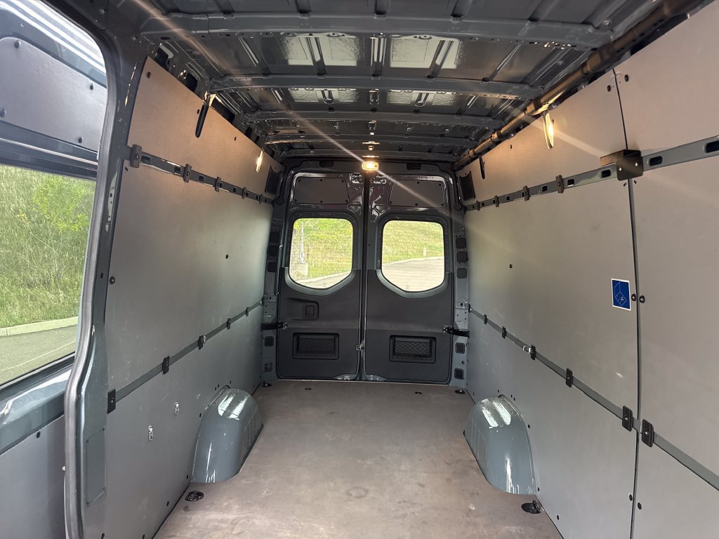 Used 2025 Mercedes-Benz Sprinter 2500 image 27