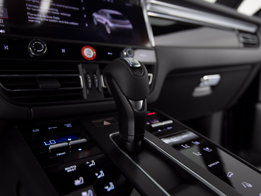 Certified 2026 Porsche Macan AWD/4WD image 27