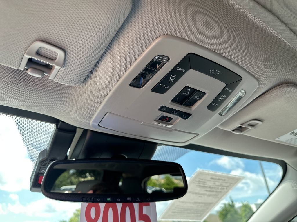 Used 2025 Toyota Sienna XLE FWD image 30