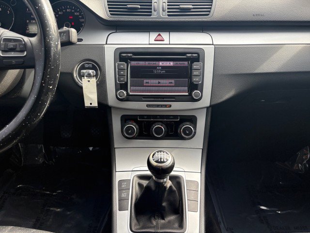 Used 2010 Volkswagen Passat Sport image 8